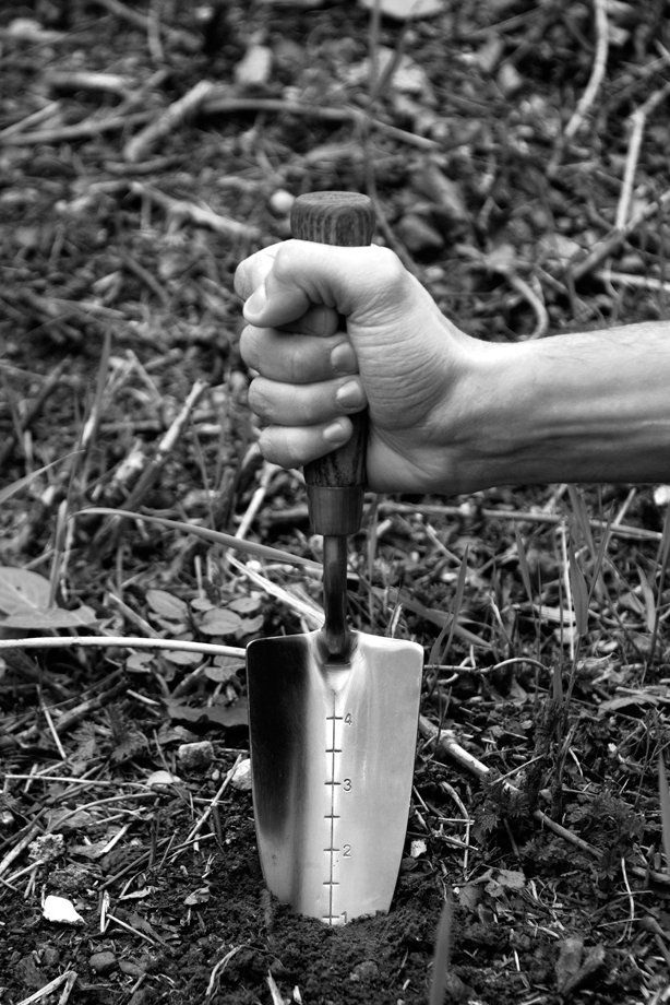 Políptico Chão Medido de Felippe Moraes que reflete sobre a medição e divisão da terra.