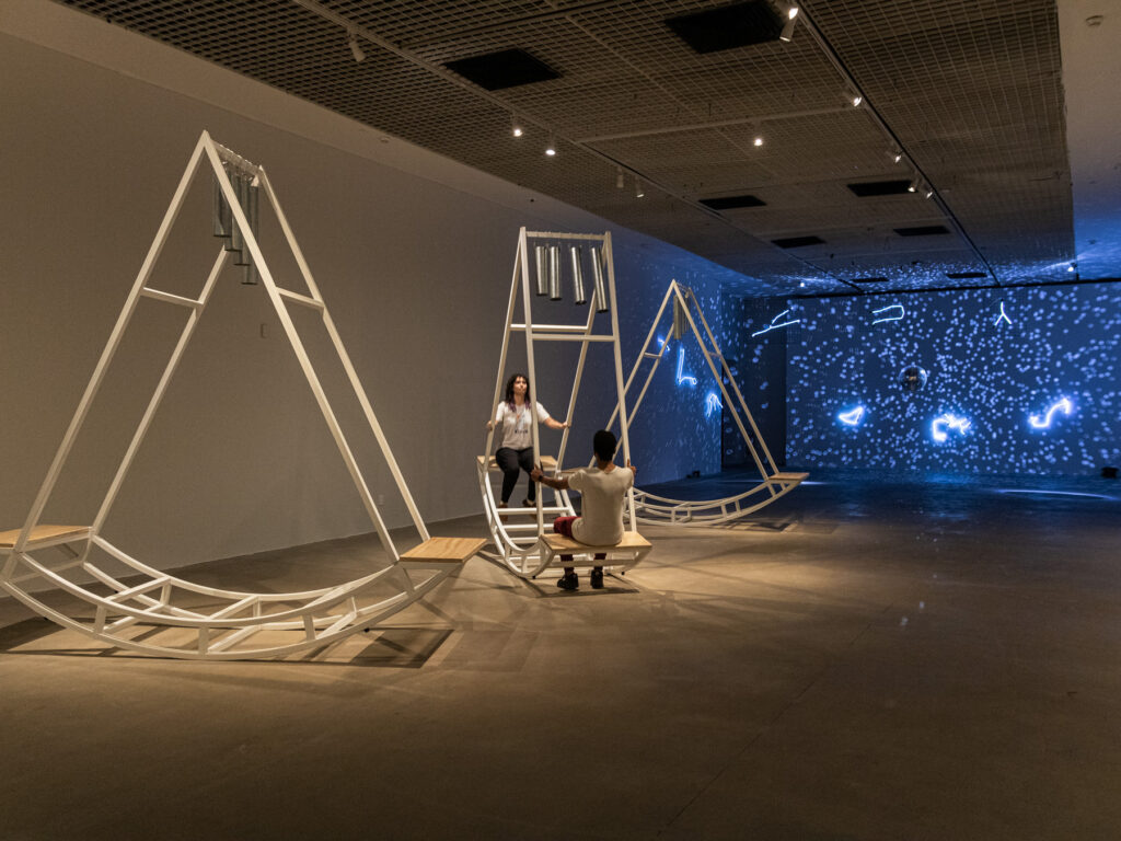 Composição Aleatória #2, escultura sonora interativa de Felippe Moraes composta por três instrumentos que acionam sinos e produzem música coletiva