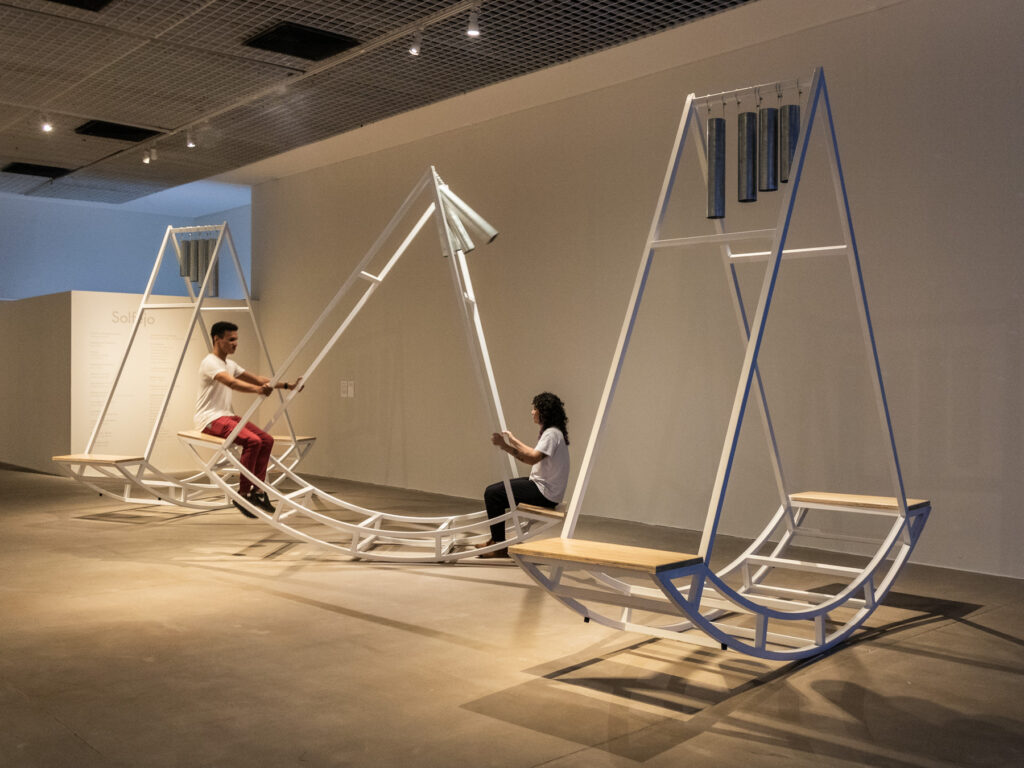 Composição Aleatória #2, escultura sonora interativa de Felippe Moraes composta por três instrumentos que acionam sinos e produzem música coletiva