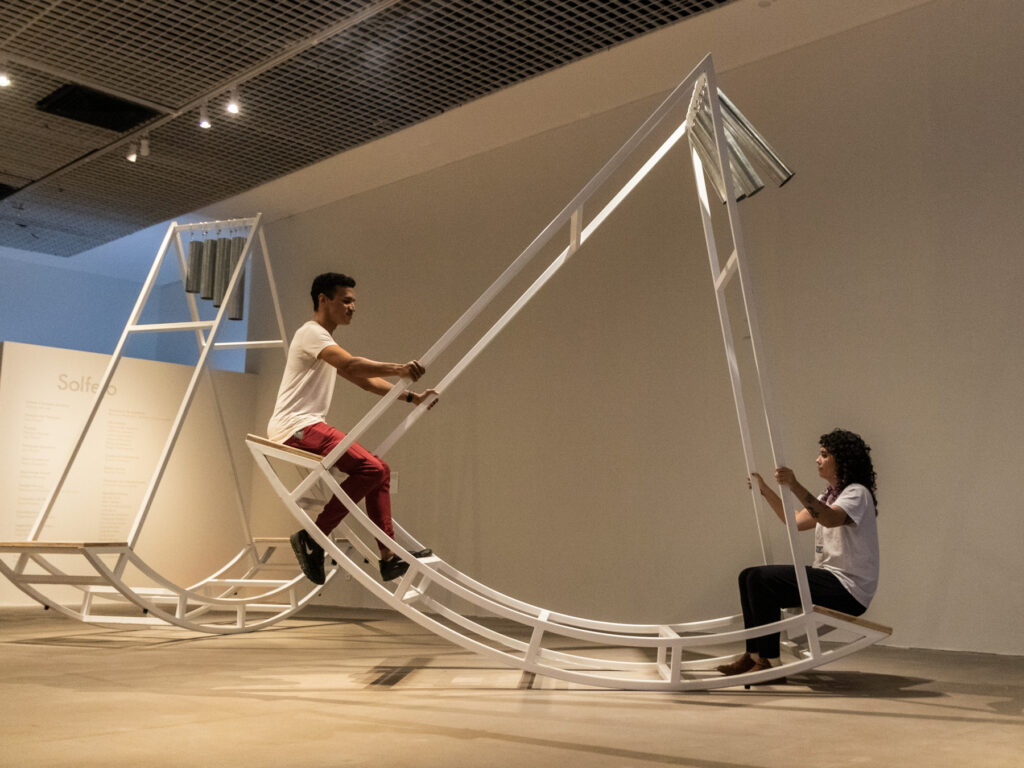 Composição Aleatória #2, escultura sonora interativa de Felippe Moraes composta por três instrumentos que acionam sinos e produzem música coletiva