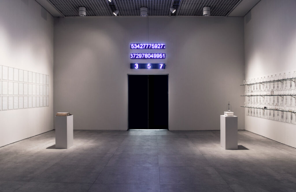 Instalação das obras Verbo e O Peso do Verbo de Felippe Moraes na exposição Imensurável na CAIXA Cultural Fortaleza.