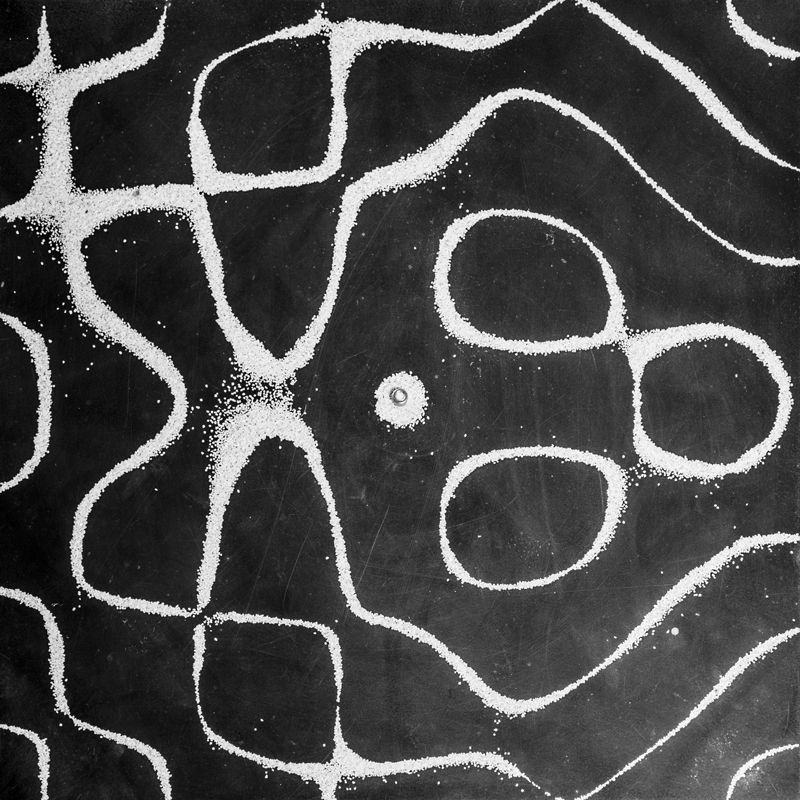 Desenho Sonoro (2014), fotografia de Felippe Moraes inspirada na placa de Chladni que revela padrões formados por vibrações sonoras