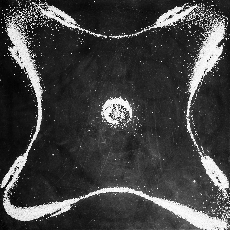 Desenho Sonoro (2014), fotografia de Felippe Moraes inspirada na placa de Chladni que revela padrões formados por vibrações sonoras