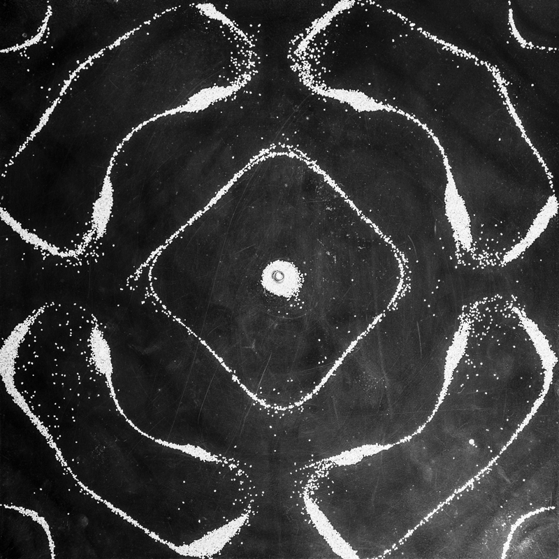 Desenho Sonoro (2014), fotografia de Felippe Moraes inspirada na placa de Chladni que revela padrões formados por vibrações sonoras