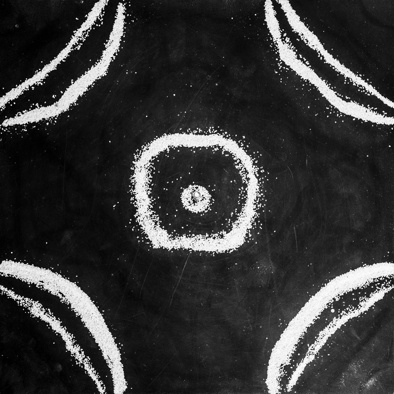 Desenho Sonoro (2014), fotografia de Felippe Moraes inspirada na placa de Chladni que revela padrões formados por vibrações sonoras