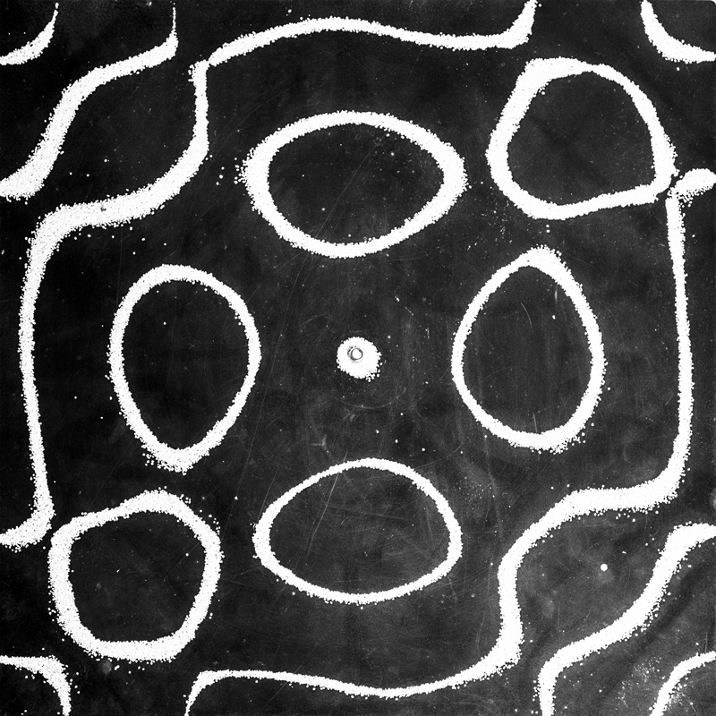 Desenho Sonoro (2014), fotografia de Felippe Moraes inspirada na placa de Chladni que revela padrões formados por vibrações sonoras