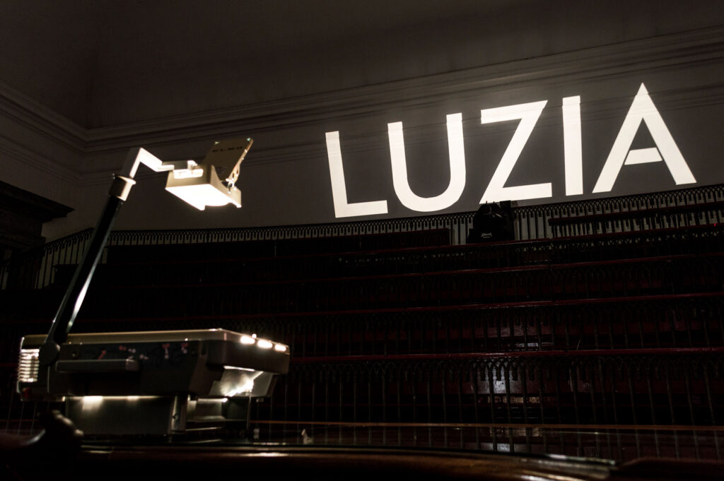 Projeção do nome Luzia em instalação de Felippe Moraes no Museu da Ciência da Universidade de Coimbra.