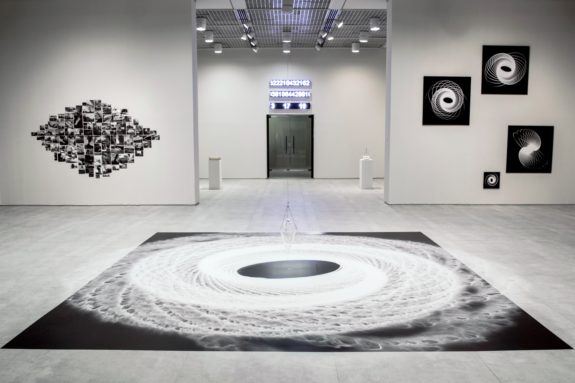 Instalação Movimento Pendular de Felippe Moraes com pêndulo desenhando curvas na areia.