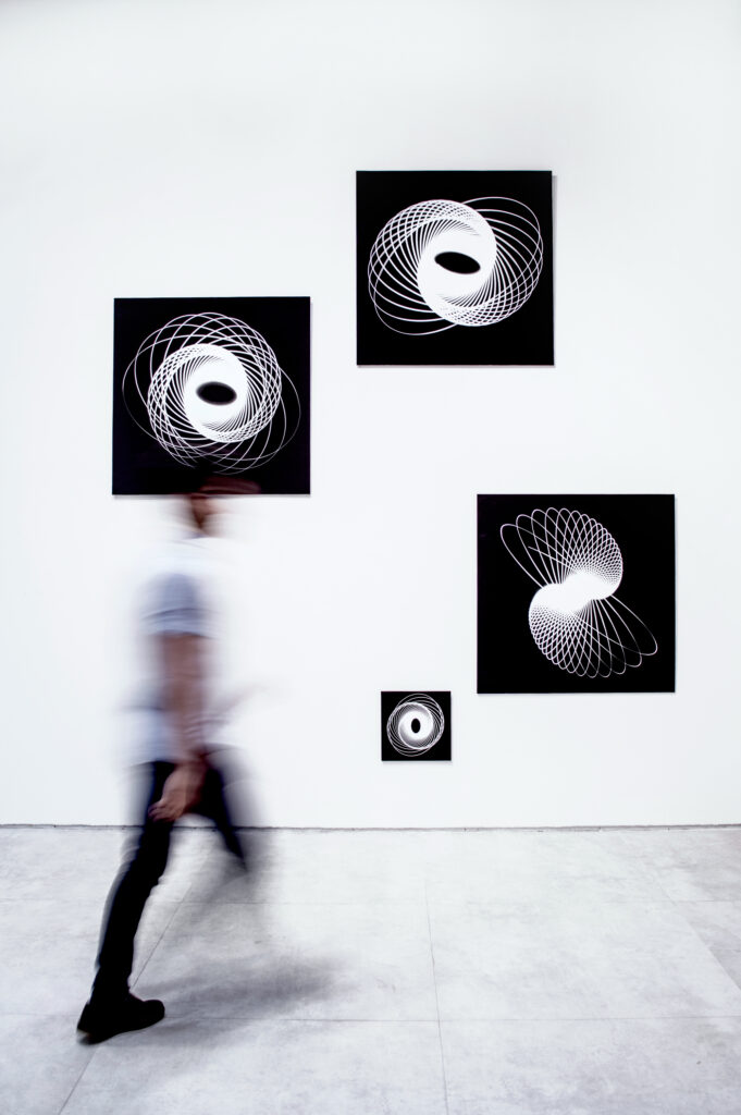 Fotografia da série Movimento Pendular de Felippe Moraes mostrando rastro de luz produzido por lanterna em movimento pendular.