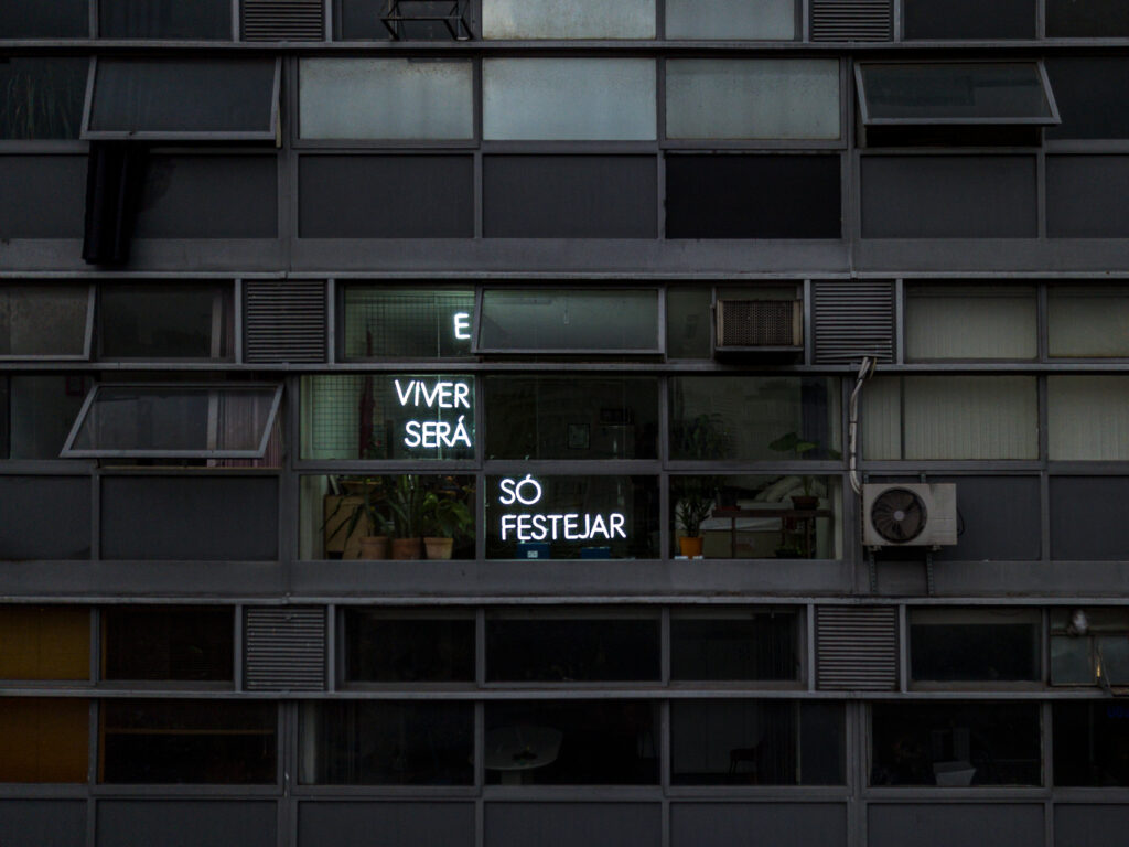 E viver será só festejar, da série SAMBA EXALTAÇÃO (2021), intervenção urbana em néon de Felippe Moraes