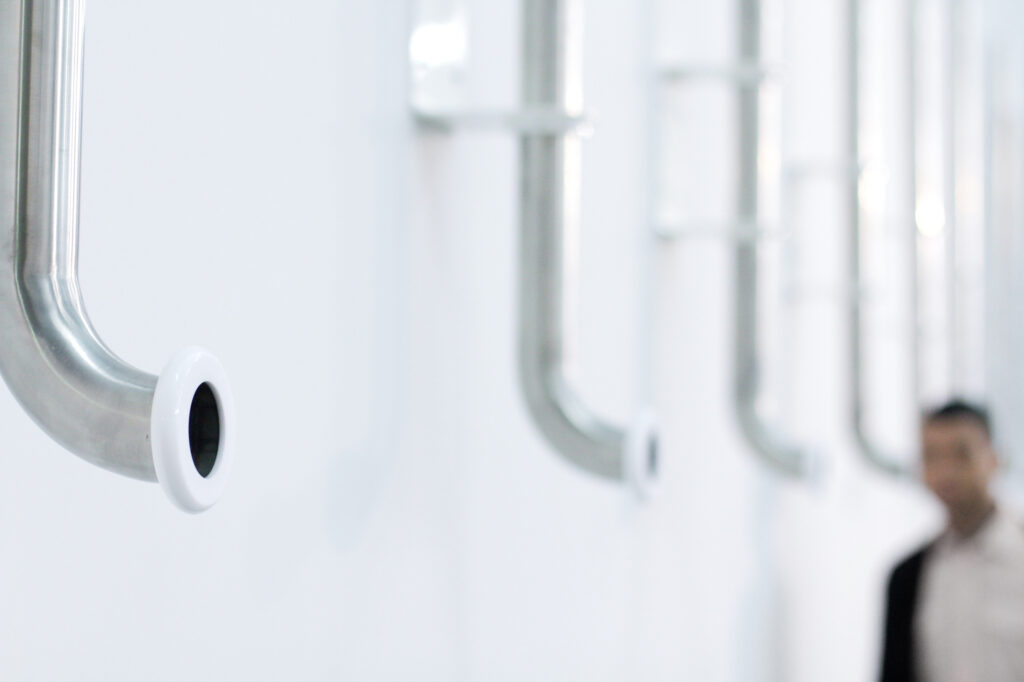 Tubos Sonoros (2014), escultura sonora de Felippe Moraes composta por cilindros metálicos que produzem notas musicais com a passagem do ar