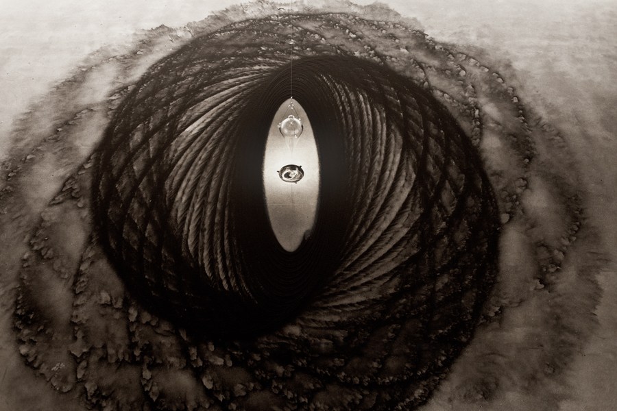 Instalação Movimento Pendular de Felippe Moraes com pêndulo desenhando curvas na areia.