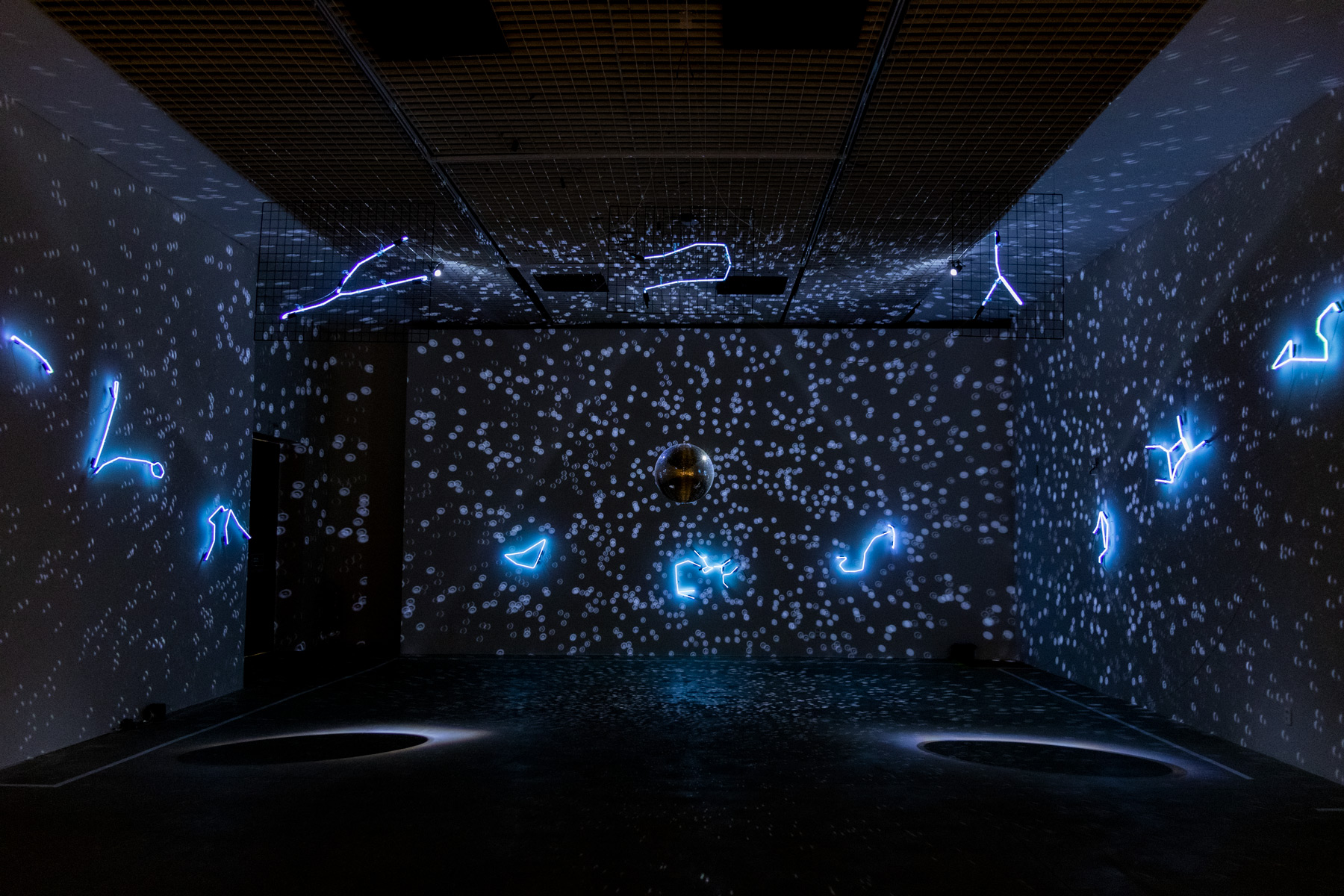 Solaris Discotecum (2023), instalação de Felippe Moraes com constelações do zodíaco em néon e globo espelhado representando o sistema solar