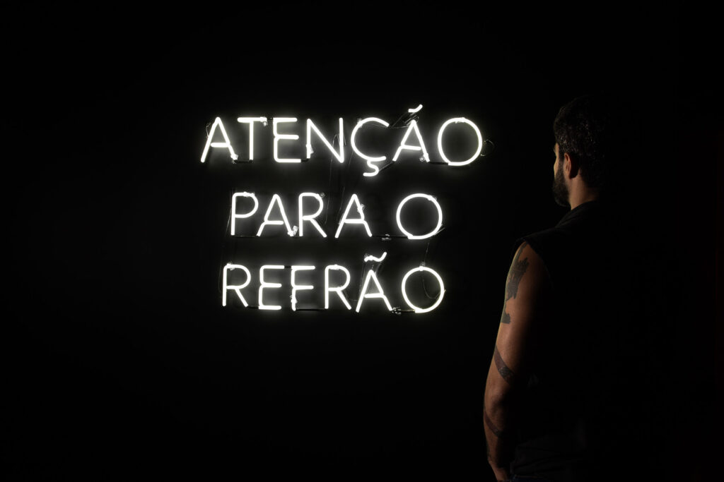 Divino Maravilhoso, escultura em néon de Felippe Moraes inspirada na canção de Caetano Veloso e Gilberto Gil interpretada por Gal Costa