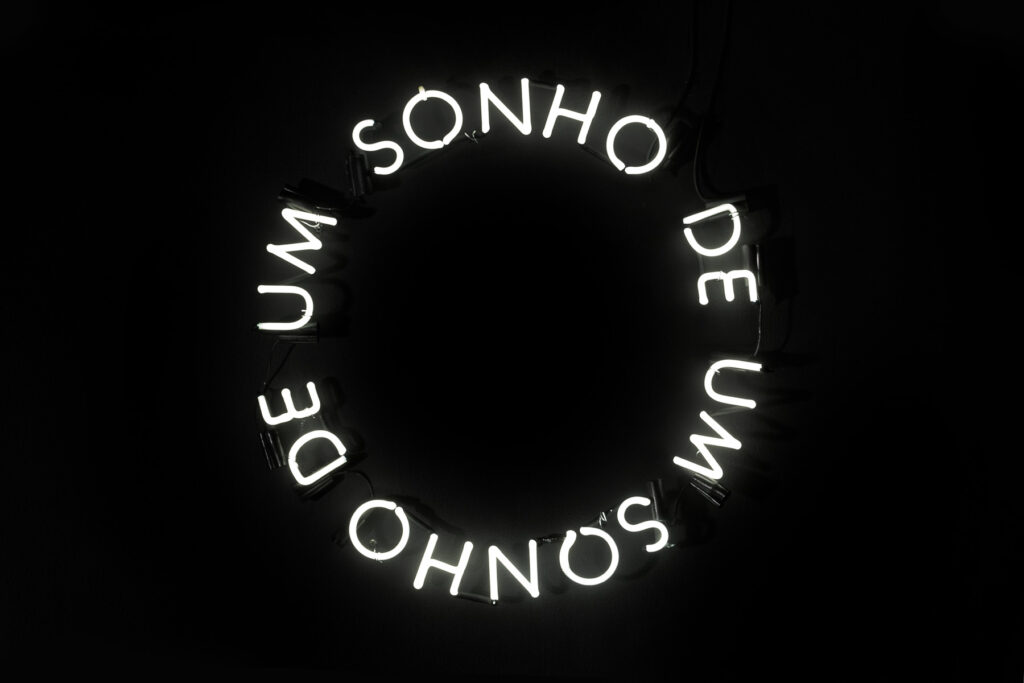Letreiro em néon circular com a frase “Sonho de um sonho”, obra de Felippe Moraes inspirada em samba-enredo de Martinho da Vila