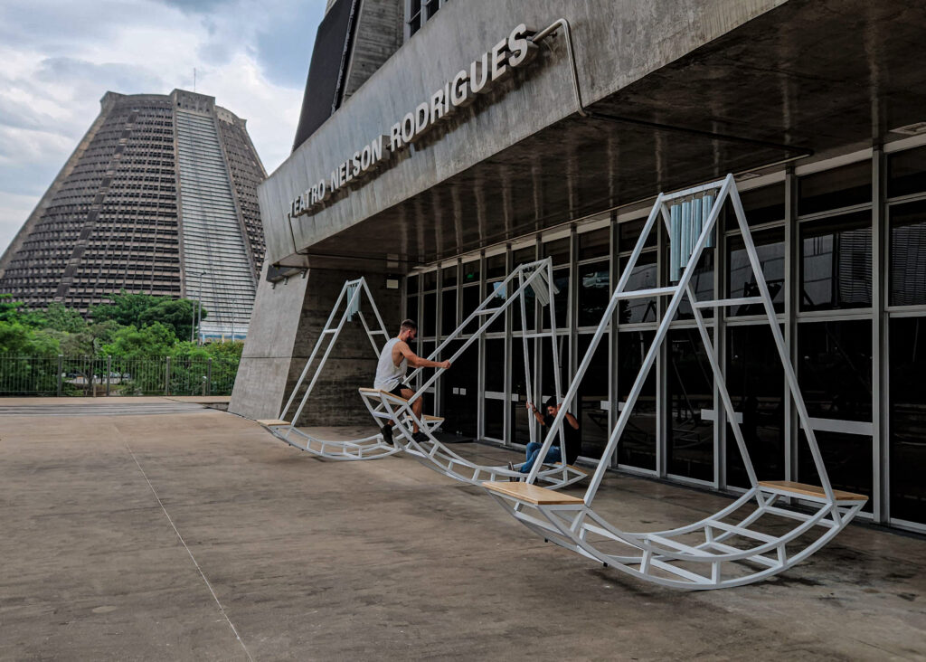 Composição Aleatória #2, escultura sonora interativa de Felippe Moraes composta por três instrumentos que acionam sinos e produzem música coletiva