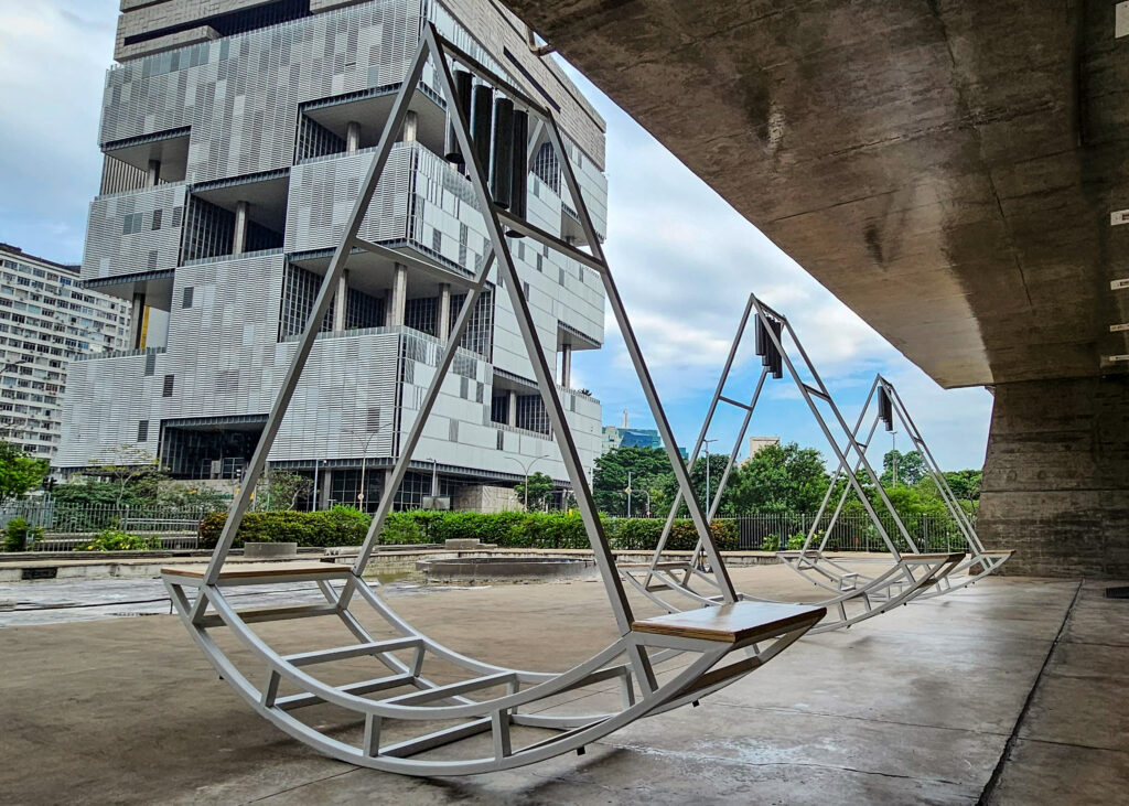 Composição Aleatória #2, escultura sonora interativa de Felippe Moraes composta por três instrumentos que acionam sinos e produzem música coletiva