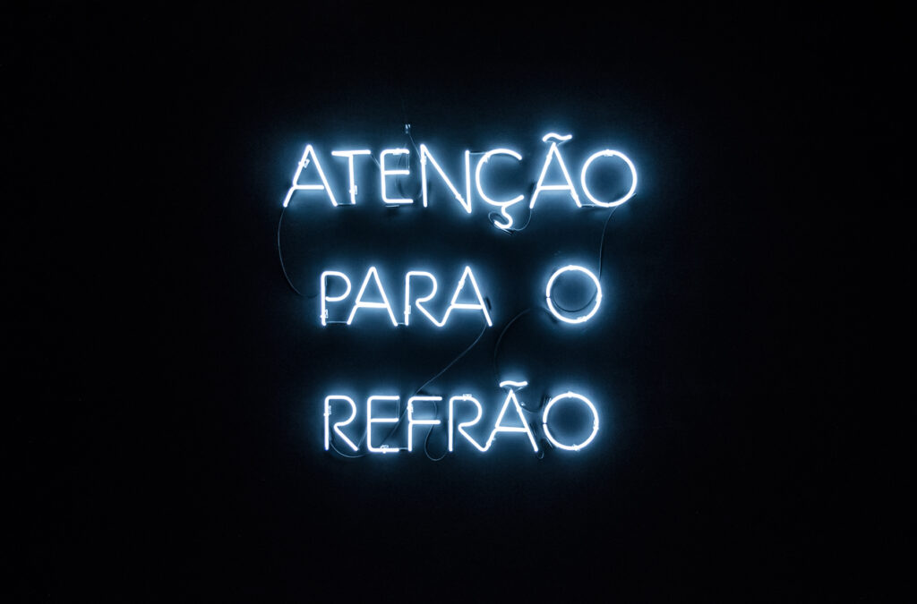 Divino Maravilhoso, escultura em néon de Felippe Moraes inspirada na canção de Caetano Veloso e Gilberto Gil interpretada por Gal Costa