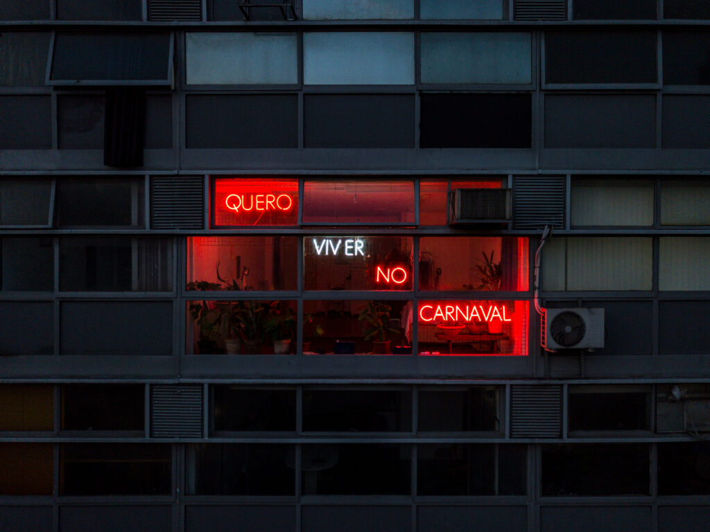 Quero viver no Carnaval, da série SAMBA EXALTAÇÃO (2021), intervenção de Felippe Moraes com letreiro em néon