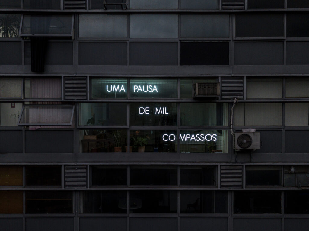 Uma pausa de mil compassos, da série SAMBA EXALTAÇÃO (2021–22), letreiro em néon de Felippe Moraes em São Paulo
