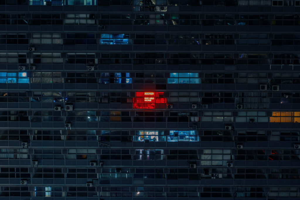 Agoniza mas não morre, da série SAMBA EXALTAÇÃO (2021), intervenção em néon de Felippe Moraes no edifício Mirante do Vale