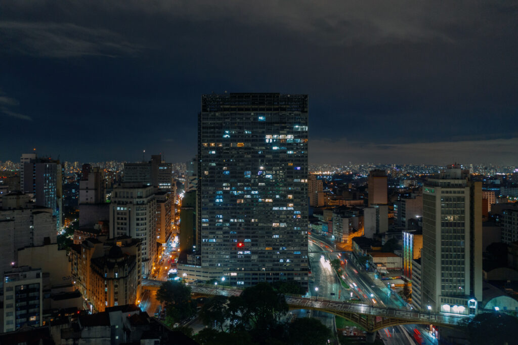 Agoniza mas não morre, da série SAMBA EXALTAÇÃO (2021), intervenção em néon de Felippe Moraes no edifício Mirante do Vale