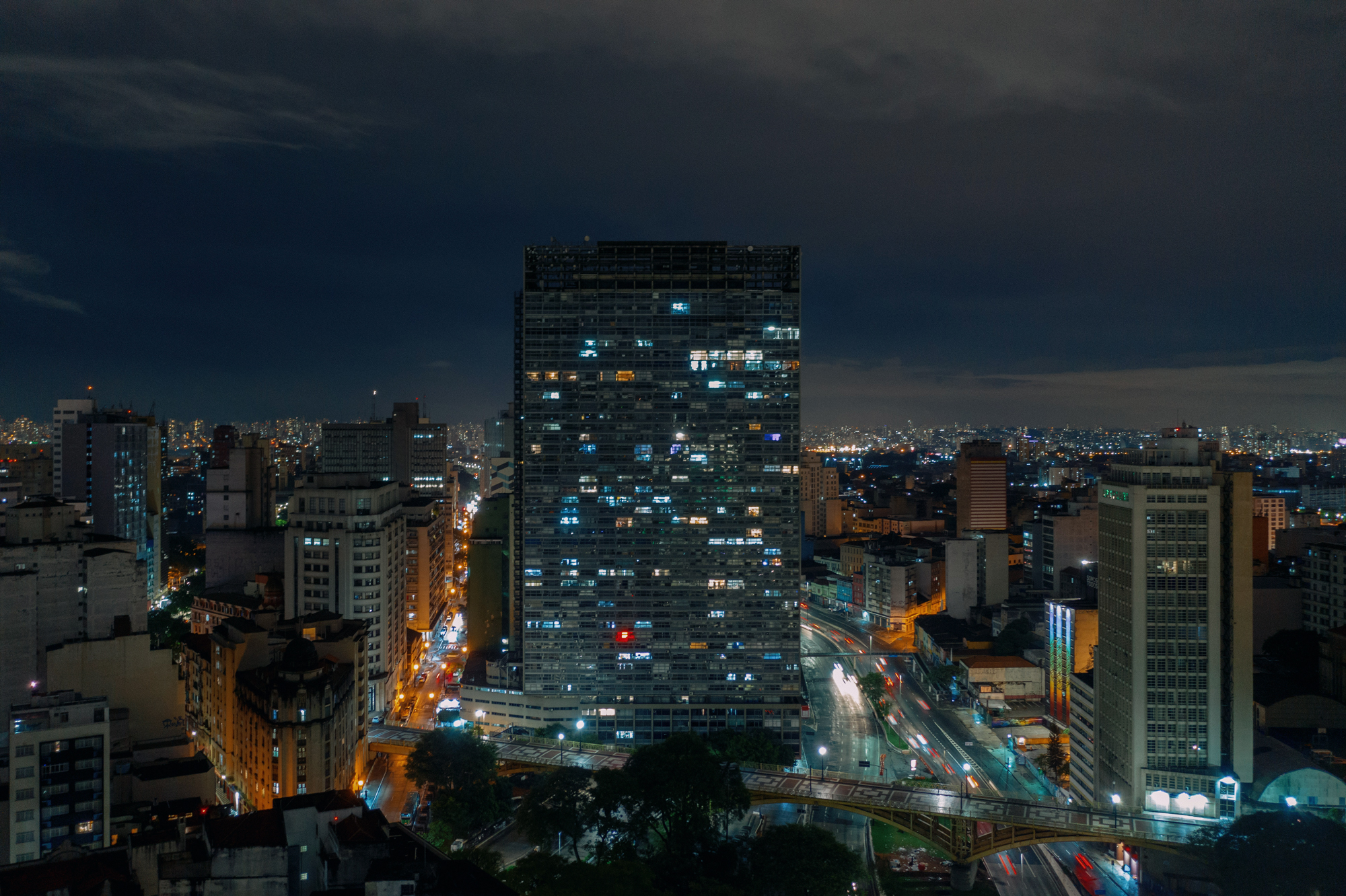 Agoniza mas não morre, da série SAMBA EXALTAÇÃO (2021), intervenção em néon de Felippe Moraes no edifício Mirante do Vale