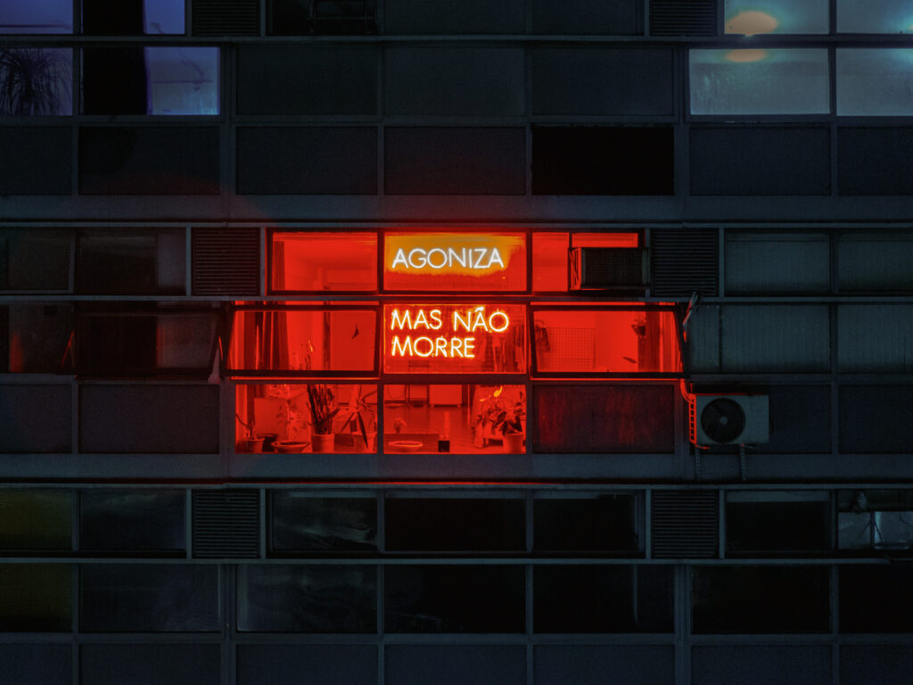 Agoniza mas não morre, da série SAMBA EXALTAÇÃO (2021), intervenção urbana em letreiro de néon de Felippe Moraes