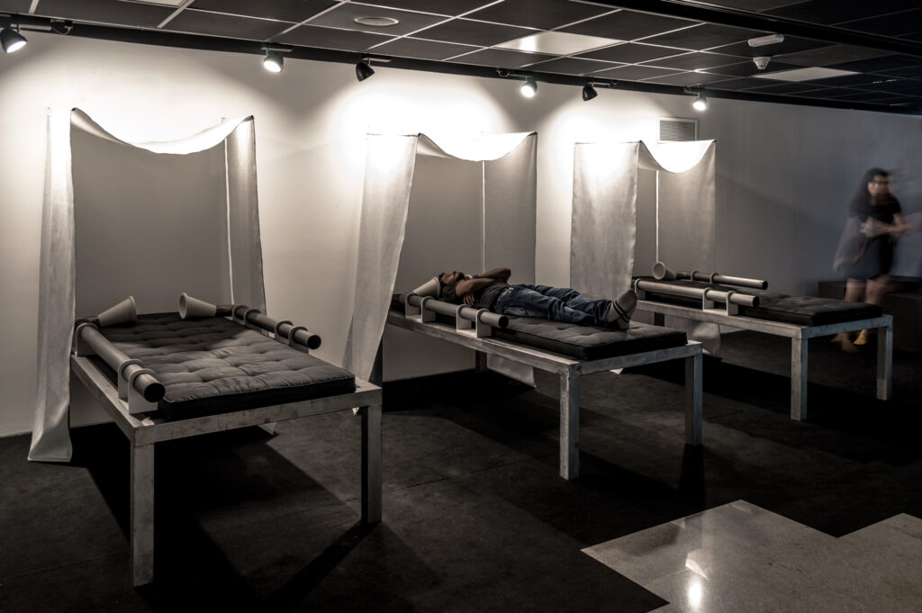 Intervalo Harmônico de Felippe Moraes com tubos sonoros que emitem frequências musicais