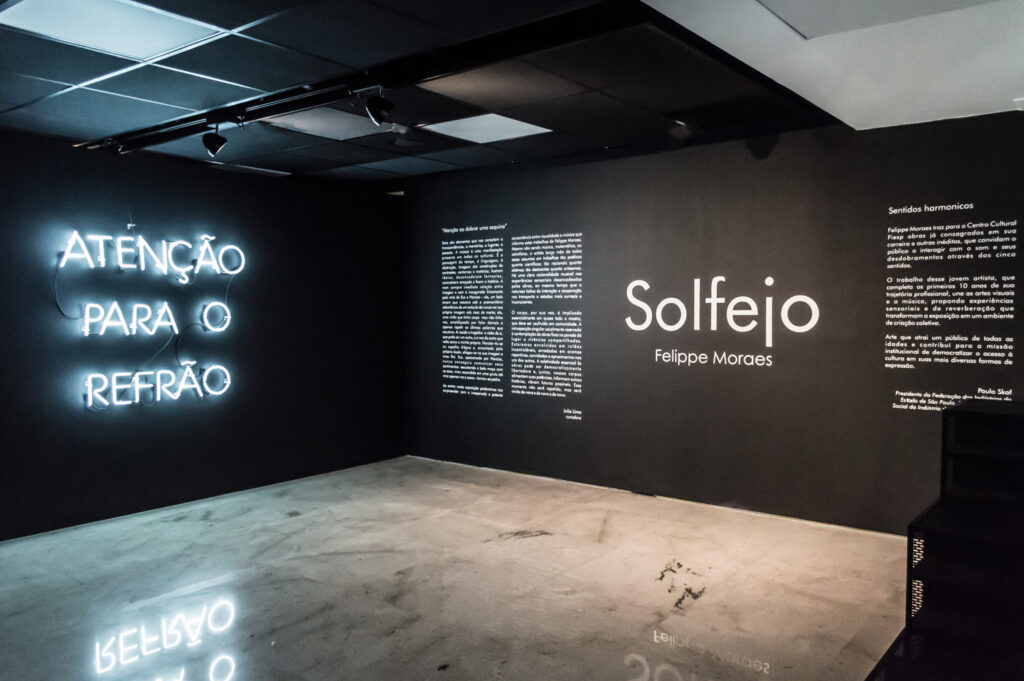 vista geral da exposição imersiva de Felippe Moraes com redes, estruturas sonoras e luz em espaço expositivo