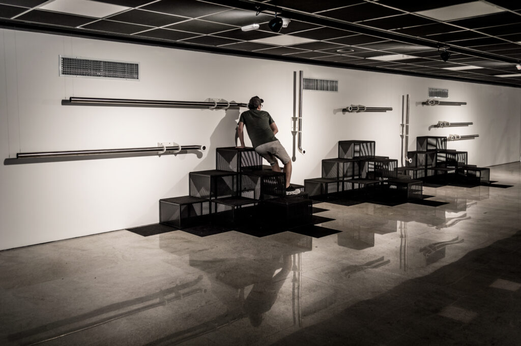 Tubos sonoros de Felippe Moraes instalados na exposição Solfejo 2019 gerando frequências de notas musicais.