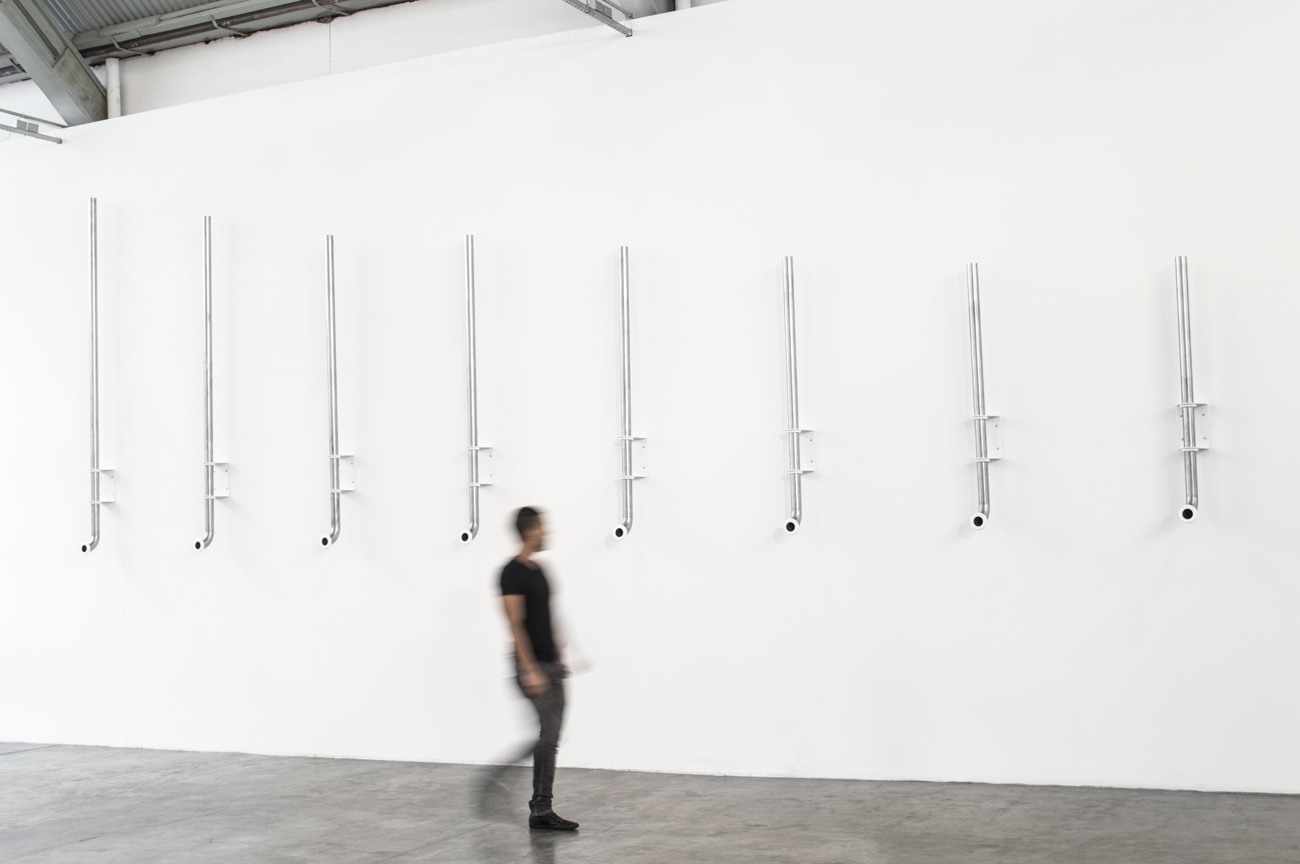 Tubos Sonoros (2014), escultura sonora de Felippe Moraes composta por cilindros metálicos que produzem notas musicais com a passagem do ar