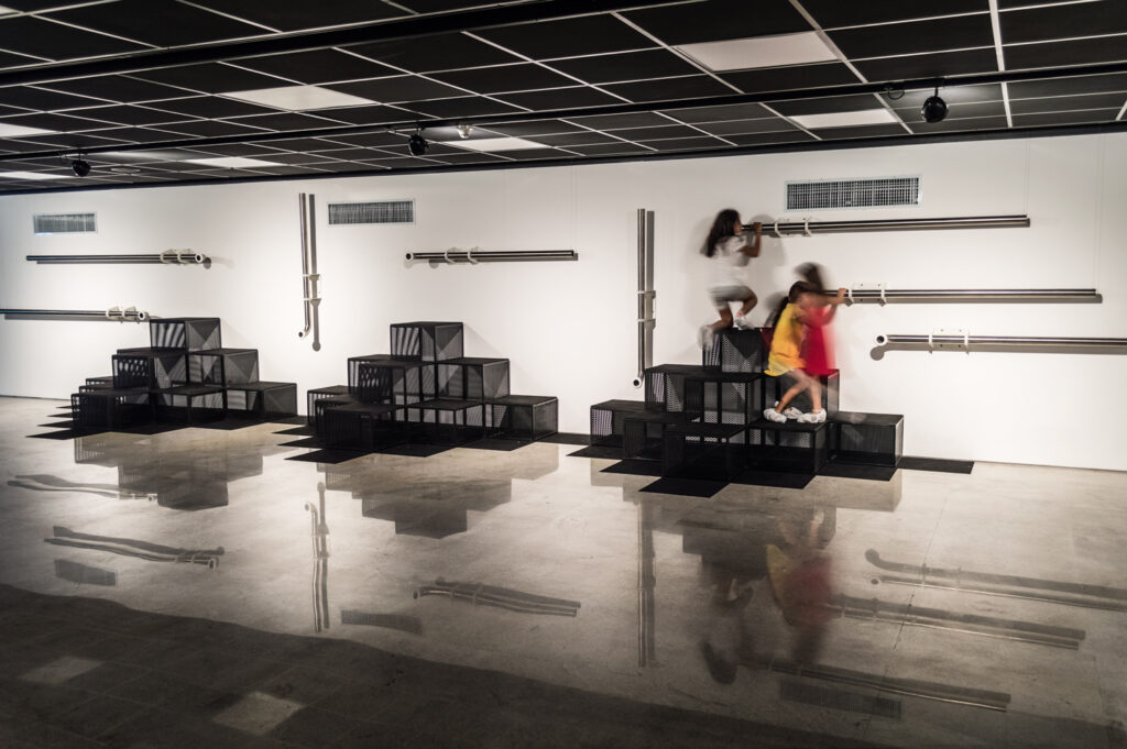 Tubos sonoros de Felippe Moraes instalados na exposição Solfejo 2019 gerando frequências de notas musicais.