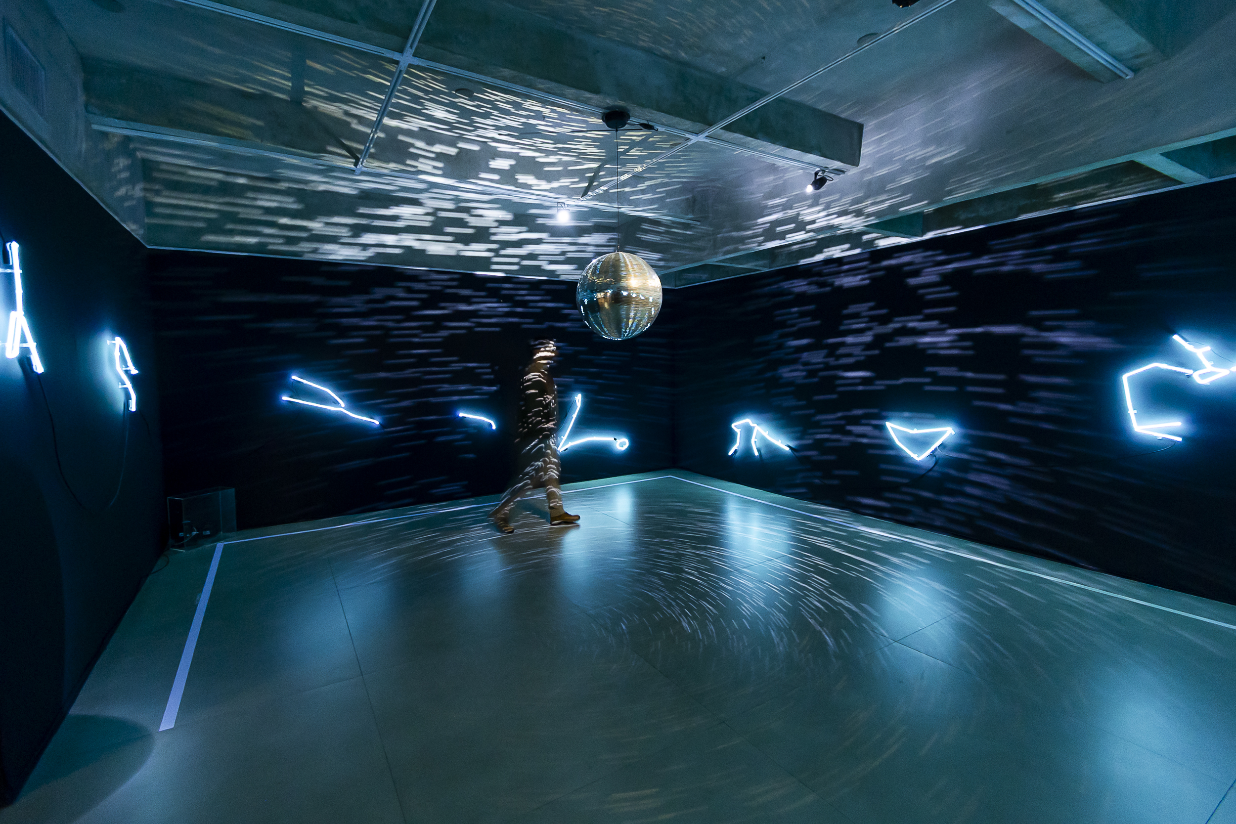 Instalação Solaris Discotecum de Felippe Moraes com constelações em neon na exposição Solfejo em Curitiba