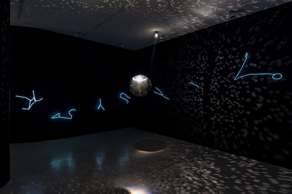 Solaris Discotecum (2023), instalação de Felippe Moraes com constelações do zodíaco em néon e globo espelhado representando o sistema solar