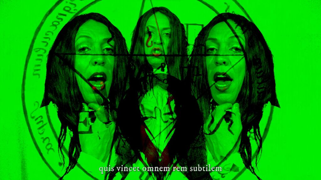 Frame do vídeo A Tábua de Esmeralda de Felippe Moraes com Bianca Exótica interpretando Hermaphroditis Trismegistah.