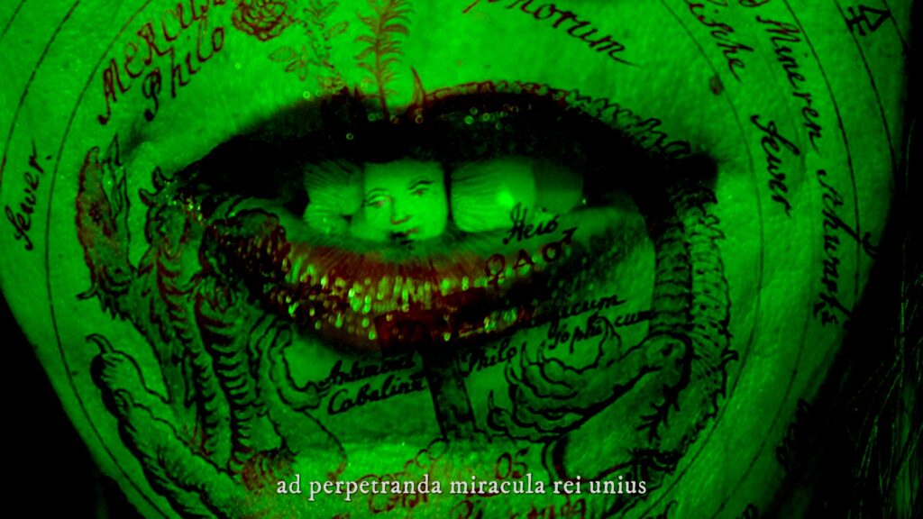 Frame do vídeo A Tábua de Esmeralda de Felippe Moraes com Bianca Exótica interpretando Hermaphroditis Trismegistah.