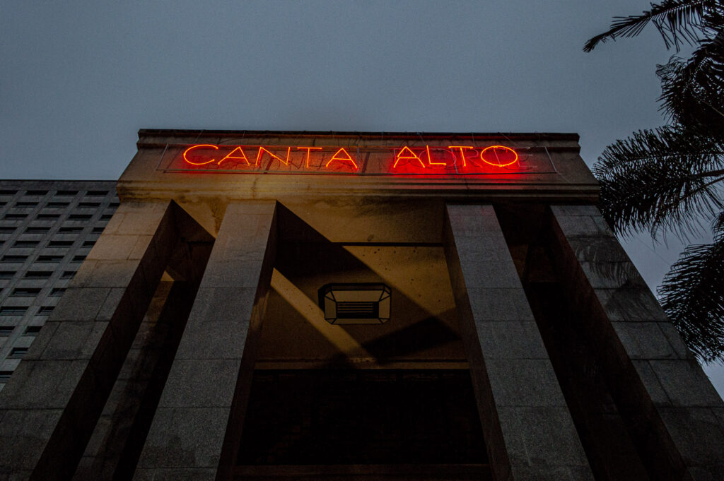Letreiro em néon Canta forte/alto, obra de Felippe Moraes instalada na Biblioteca Mário de Andrade em São Paulo