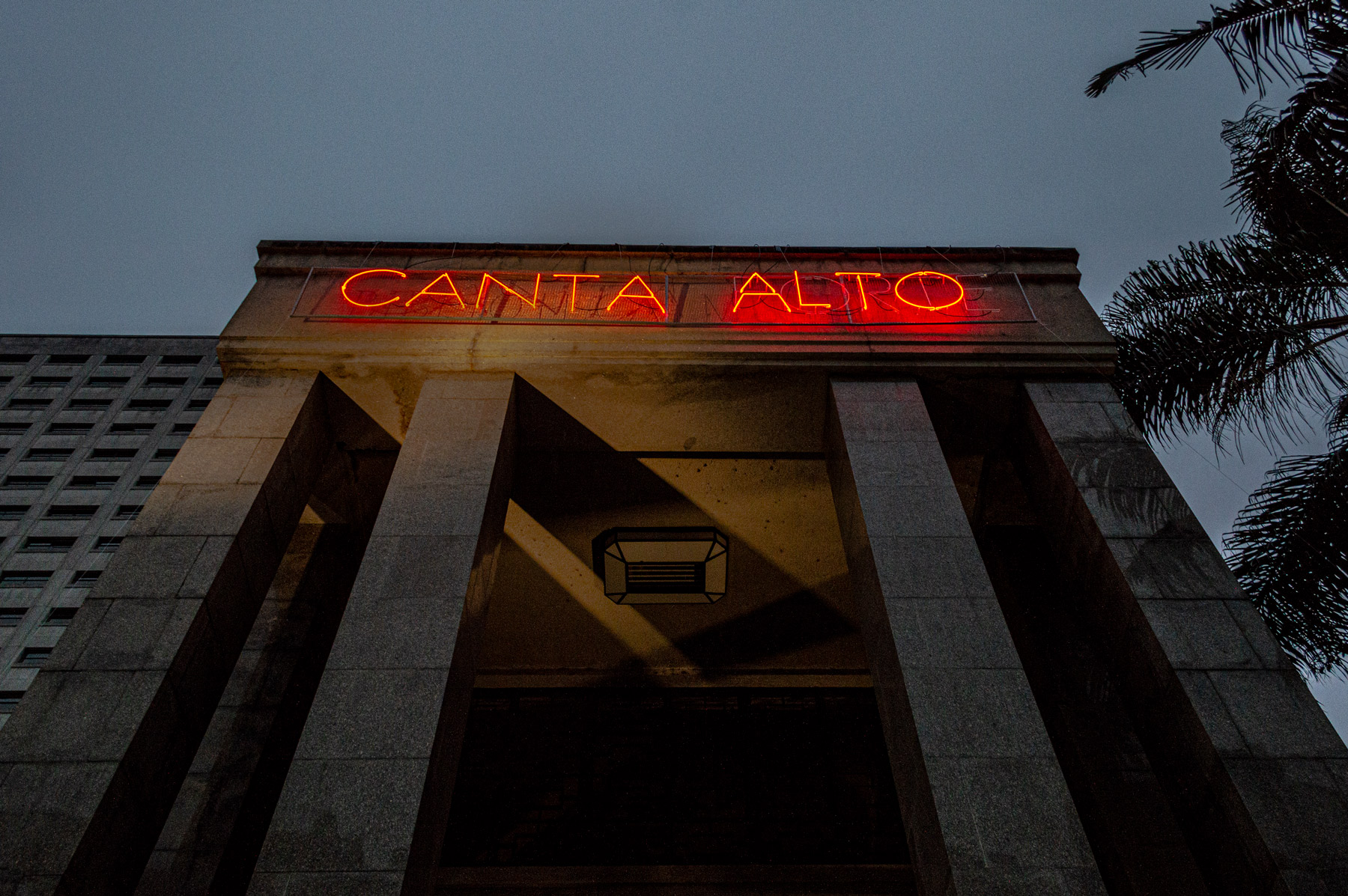Letreiro em néon Canta forte/alto, obra de Felippe Moraes instalada na Biblioteca Mário de Andrade em São Paulo