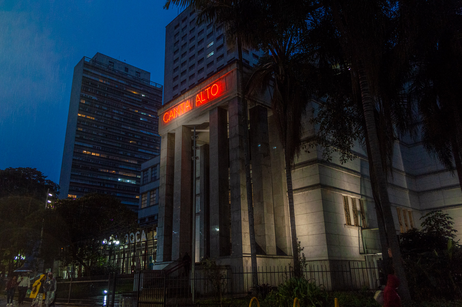 Letreiro em néon “Canta forte/alto”, obra de Felippe Moraes instalada na Biblioteca Mário de Andrade em São Paulo