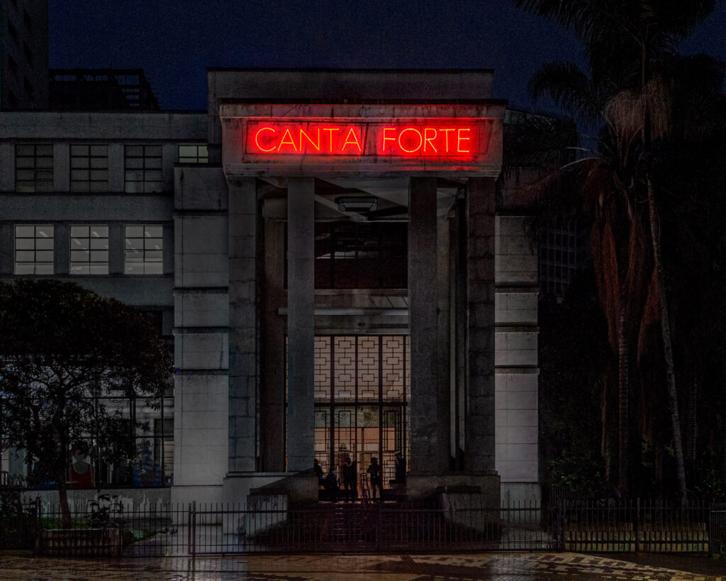 Letreiro em néon “Canta forte/alto”, obra de Felippe Moraes instalada na Biblioteca Mário de Andrade em São Paulo