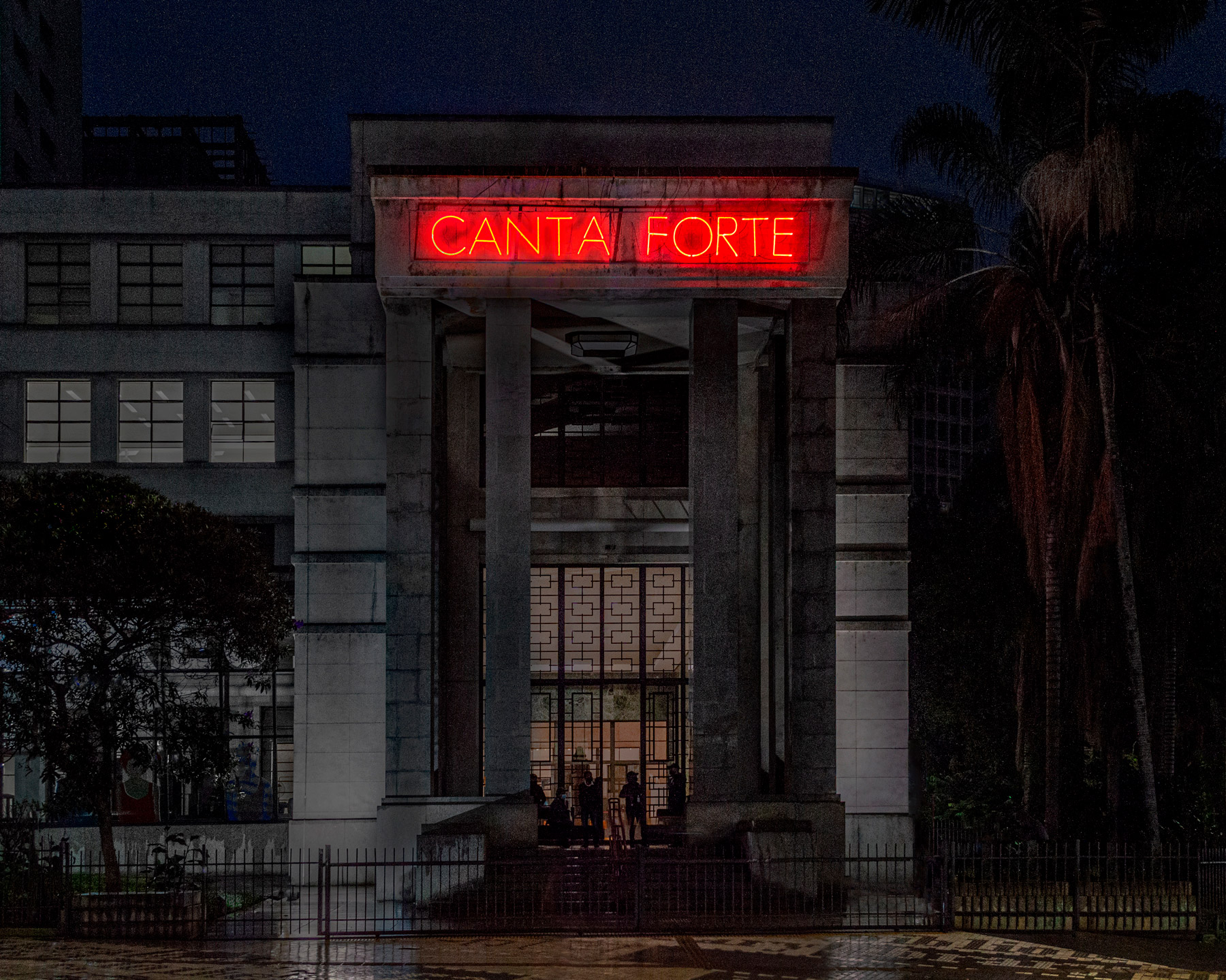 Letreiro em néon “Canta forte/alto”, obra de Felippe Moraes instalada na Biblioteca Mário de Andrade em São Paulo no projeto Samba da Luz