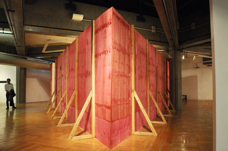 Tapumes magenta com projeção de vídeos da série Encarnado na exposição Construção de Felippe Moraes no Paço das Artes.Tapumes magenta com projeção de vídeos da série Encarnado na exposição Construção de Felippe Moraes no Paço das Artes.