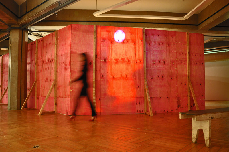 Tapumes magenta com projeção de vídeos da série Encarnado na exposição Construção de Felippe Moraes no Paço das Artes.