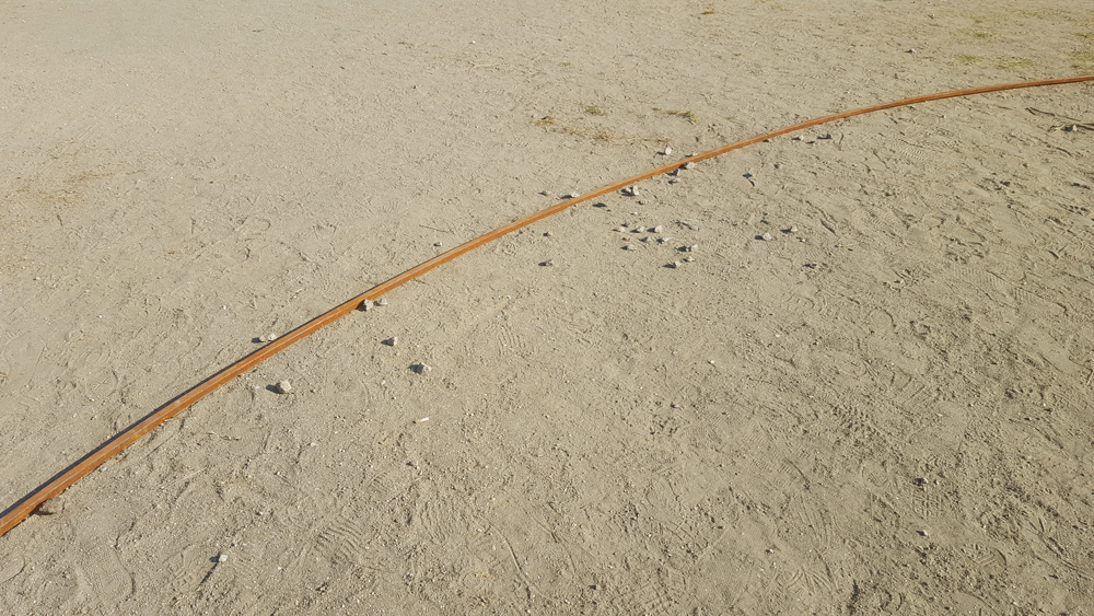 Curvatura da estrutura de aço da escultura Escala Humana de Felippe Moraes.