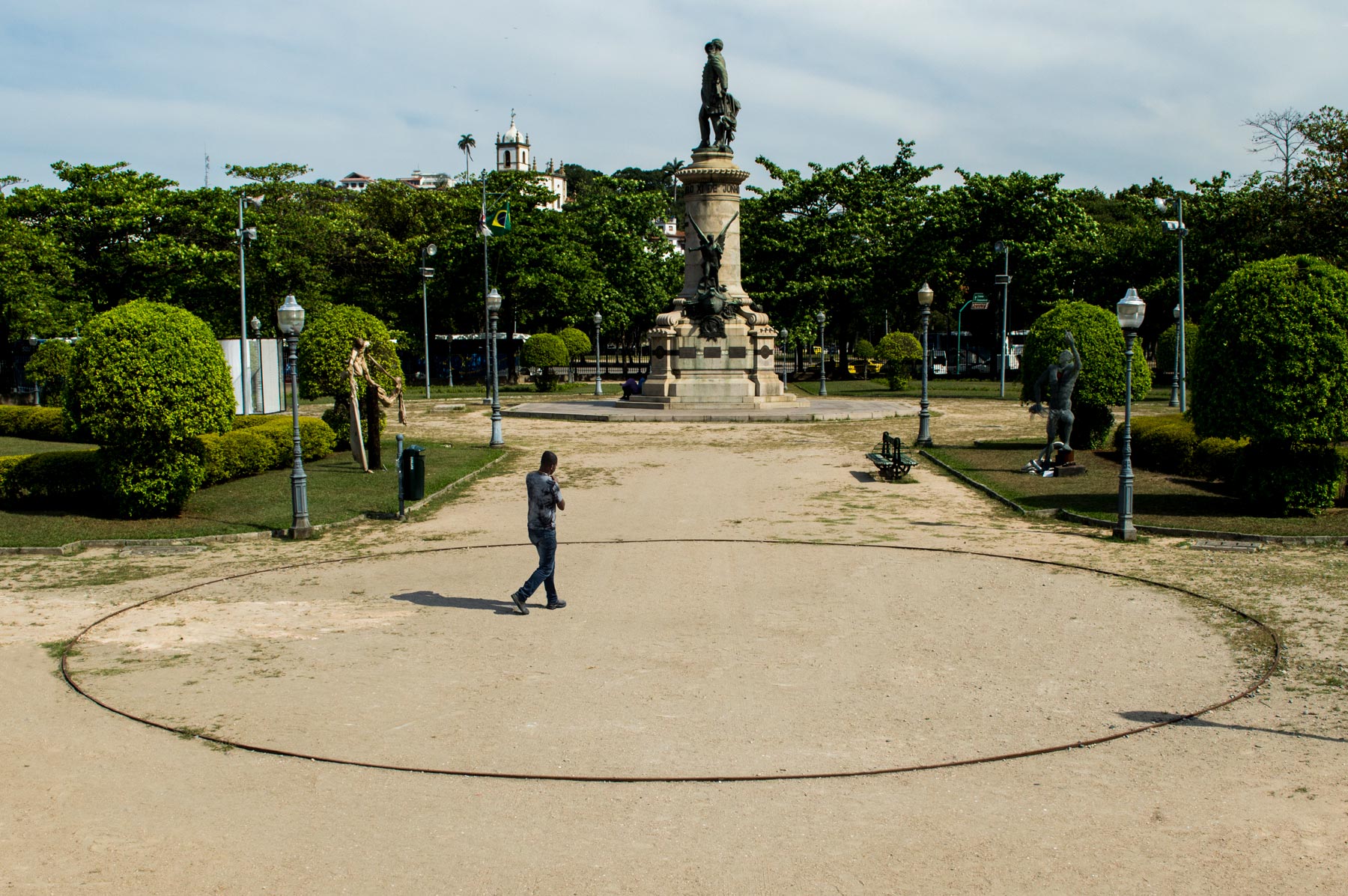 Vista geral da escultura Escala Humana (2016), de Felippe Moraes, formada por uma circunferência de aço de 12 metros de diâmetro.