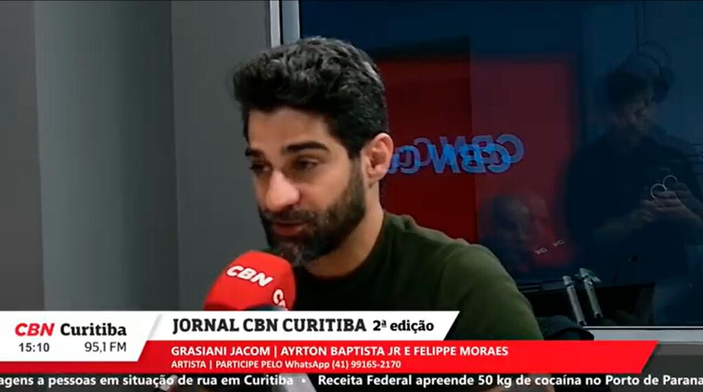 Imagem da entrevista de Felippe Moraes no programa CBN Curitiba 2ª Edição sobre a exposição Solfejo, exibida em 18 de julho de 2025, durante sua apresentação na CAIXA Cultural Curitiba.
