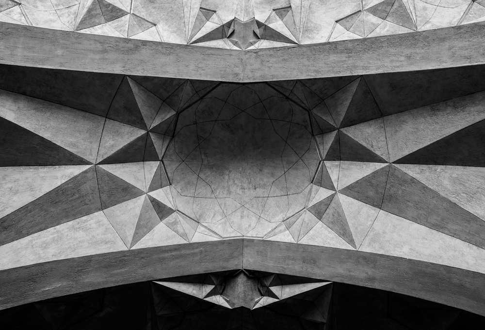 Fotografia da série Keyhan (2017) de Felippe Moraes mostrando geometria do teto da Atigh Jame' Mosque.