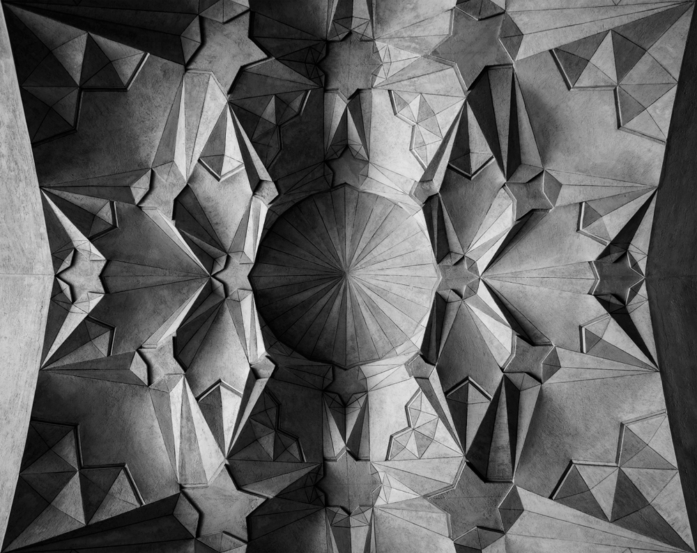 Fotografia da série Keyhan (2017) de Felippe Moraes mostrando geometria do teto da Atigh Jame' Mosque.