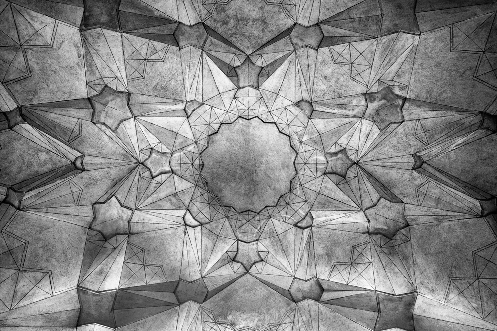 Fotografia da série Keyhan (2017) de Felippe Moraes mostrando geometria do teto da Atigh Jame' Mosque.